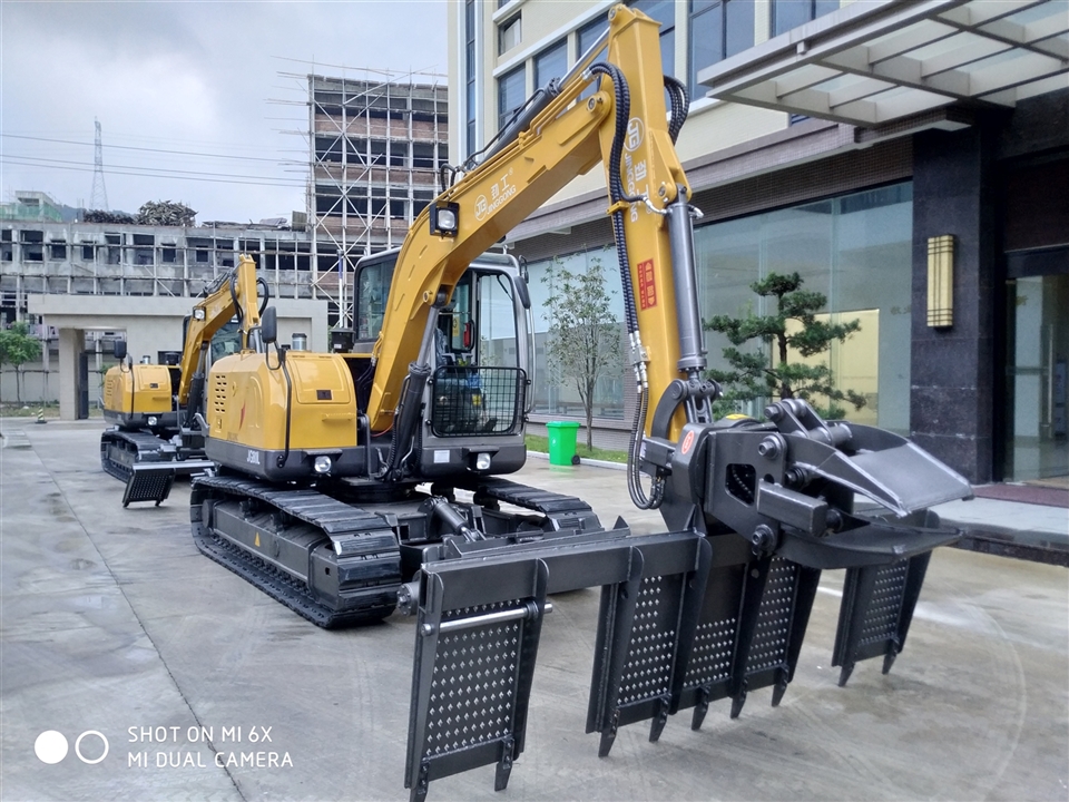 Jing Gong crawler excavator with railway sleeper changer 