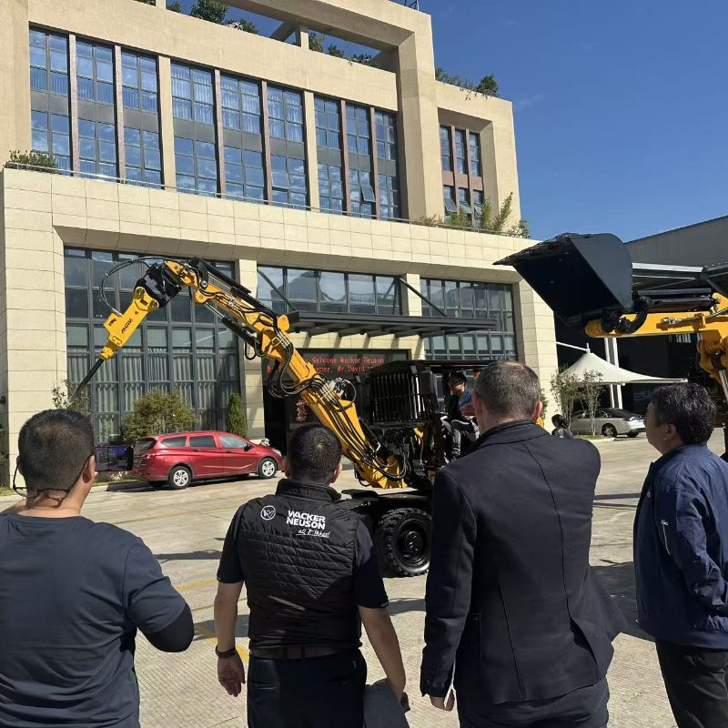 Austrian customer delegation visited jinggong Excavator Company to deepen strategic cooperation