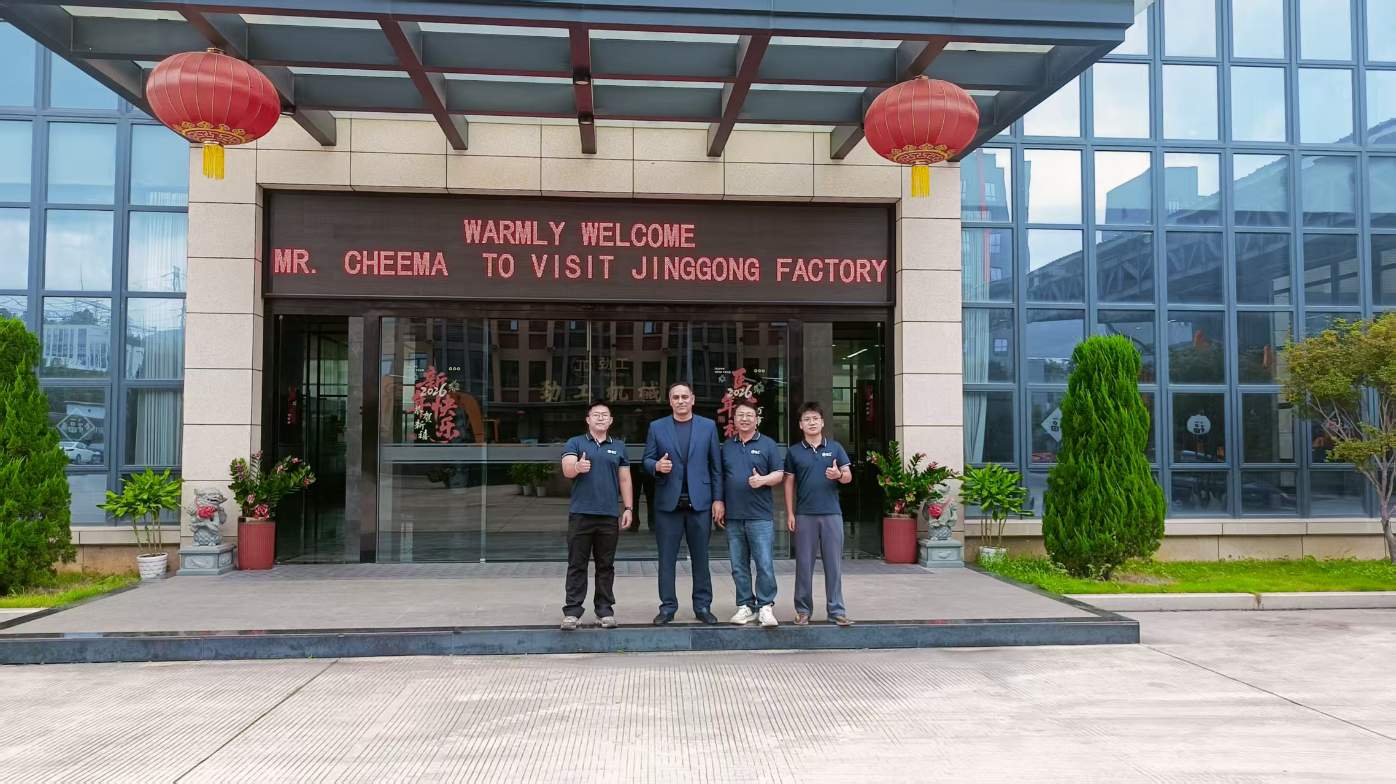 Expanding into the South Korean and Pakistani Markets | South Korean Clients Visit Quanzhou JINGGONG Machinery for Excavator Cooperation Talks