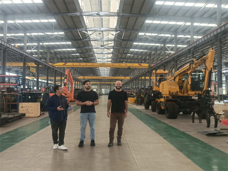 Meski pameran telah berakhir, panas mekanis JINGGONG tidak berkurang! Pelanggan luar negeri berbondong-bondong mengunjungi pabrik dan secara pribadi melakukan uji coba untuk merasakan pesona produk. Bab baru