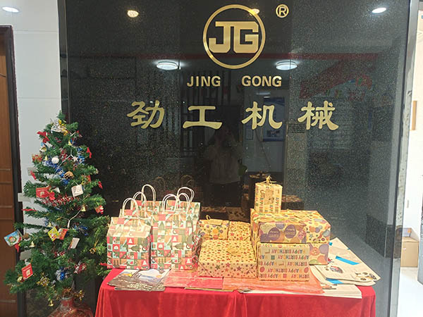 Jinggong Merayakan Tahun Baru dengan Perayaan Meriah
    