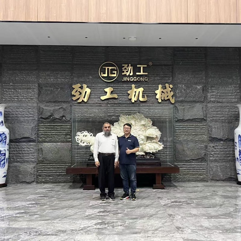 Selamat datang pelanggan Qatar untuk mengunjungi Pabrik Mesin Jinggong