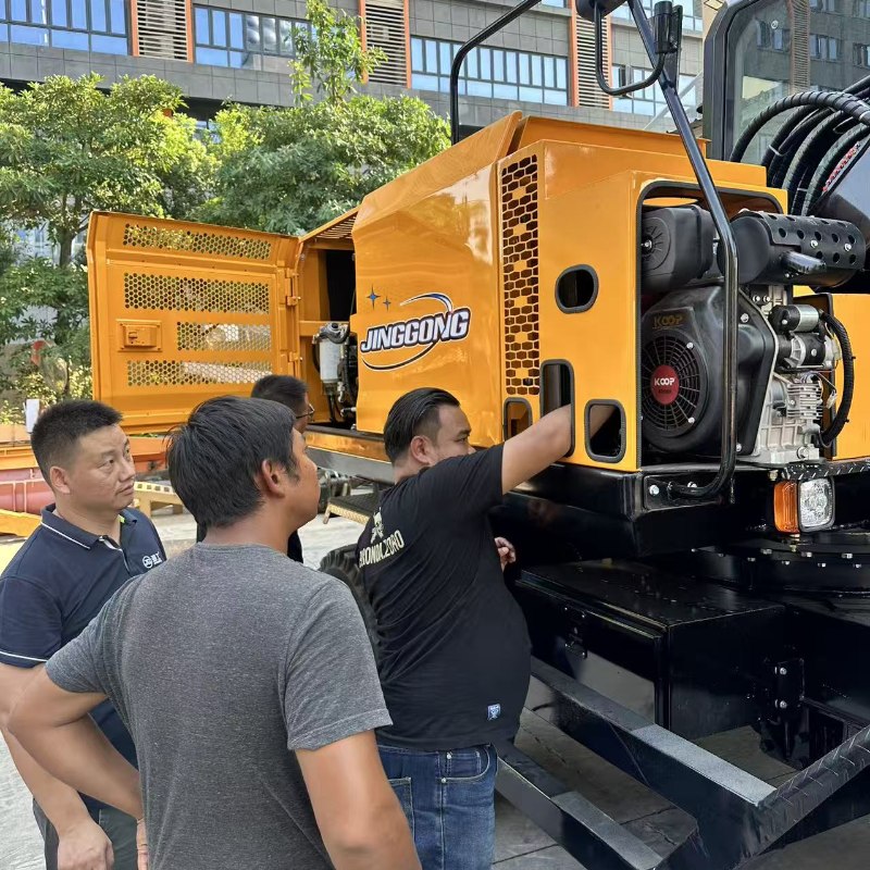 Tamu Thailand berkunjung untuk menyaksikan efektivitas tempur sebenarnya dari mesin pemberat pemotong Tiongkok